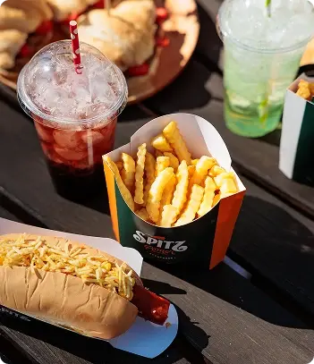 Imagem de comidas no refeitório